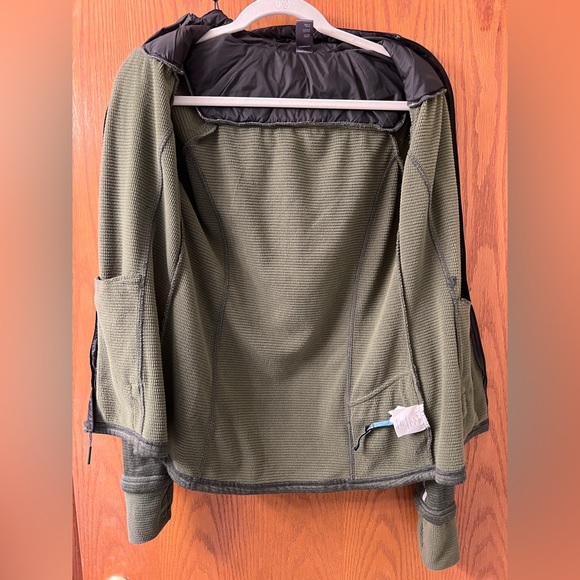 Mondetta Green Full Zip Hooded Lightweight Jacket with Thumb Holes. Size S. - Picture 2 of 7